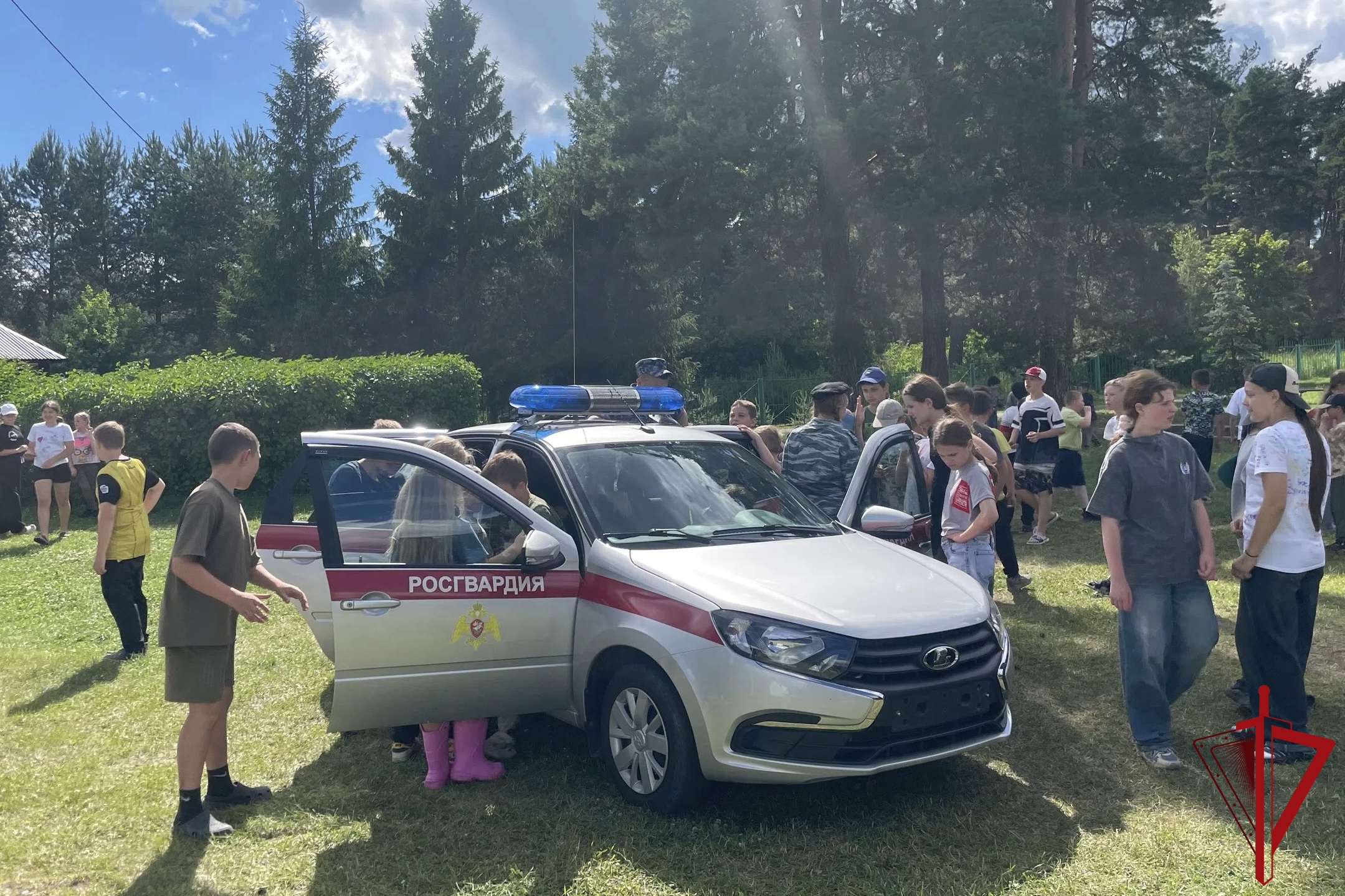 Во Владимирской области сотрудники вневедомственной охраны провели ведомственную акцию «Каникулы с Росгвардией» в детском лагере