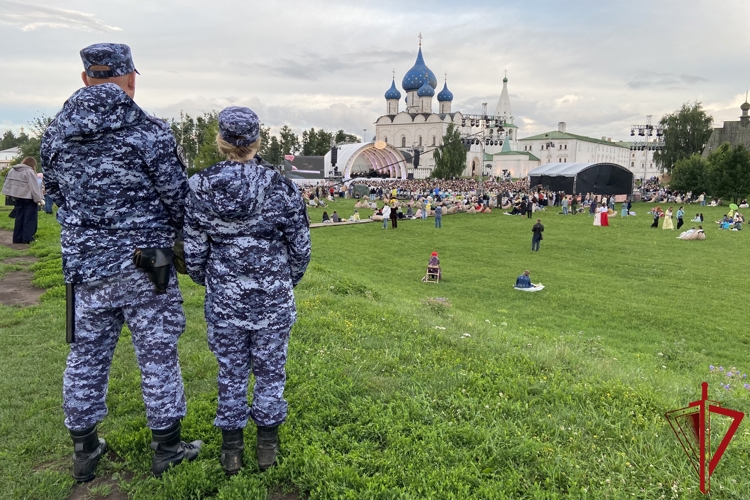 Владимирские росгвардейцы обеспечили охрану общественного порядка на втором летнем фестивале Дениса Мацуева в Суздале