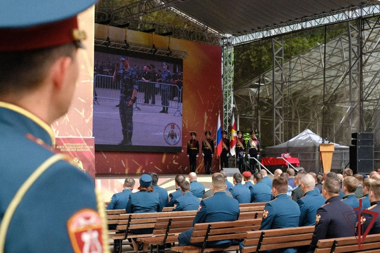 Военнослужащий военного оркестра регионального Управления Росвардии выступил на празднике «Один день с Росгвардией» к 105-летию Центрального округа 