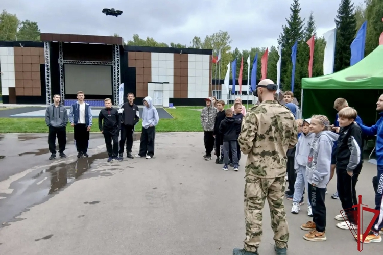 Сотрудники ОМОН «Невский» провели мастер-класс для участников молодёжного форума «Покров»