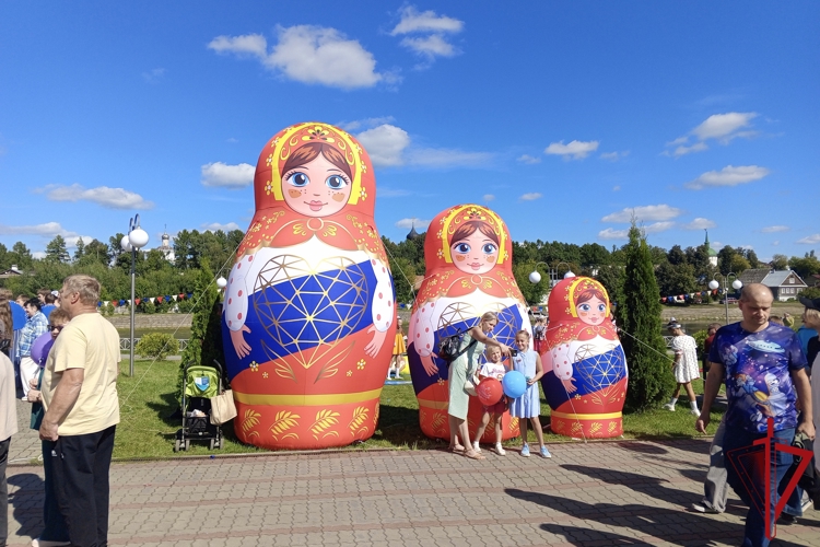 Росгвардейцы обеспечили правопорядок и провели акцию ко Дню Государственного флага Российской Федерации