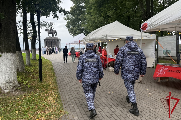 Росгвардия обеспечила охрану общественного порядка во время проведения книжного фестиваля «Китоврас» и юбилейного полумарафона «Золотые ворота»