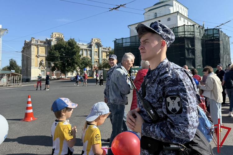 Росгвардия обеспечила охрану общественного порядка во время проведения книжного фестиваля «Китоврас» и юбилейного полумарафона «Золотые ворота»