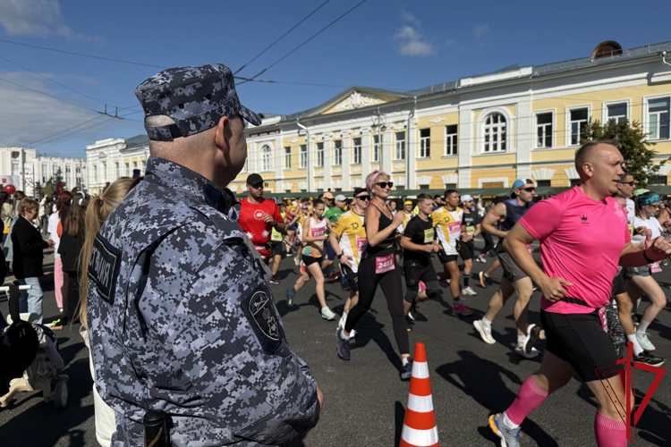 Росгвардия обеспечила охрану общественного порядка во время проведения книжного фестиваля «Китоврас» и юбилейного полумарафона «Золотые ворота»