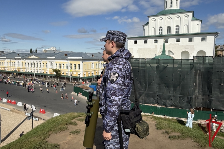 Росгвардия обеспечила охрану общественного порядка во время проведения книжного фестиваля «Китоврас» и юбилейного полумарафона «Золотые ворота»