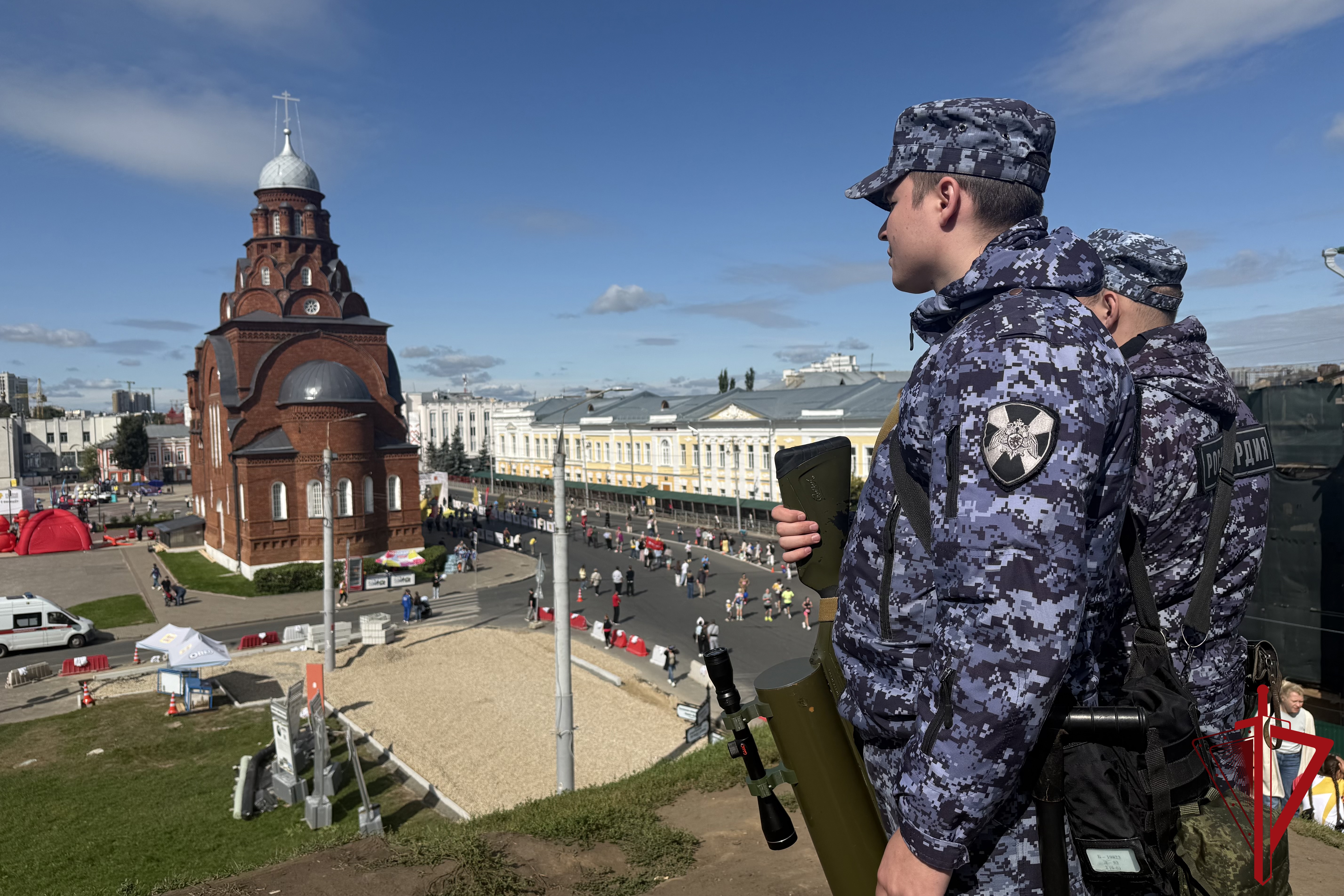 Росгвардия обеспечила охрану общественного порядка во время проведения книжного фестиваля «Китоврас» и юбилейного полумарафона «Золотые ворота»