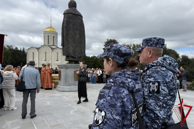 Во Владимире сотрудники Росгвардии приняли участие в торжественном открытии памятника Андрею Боголюбскому