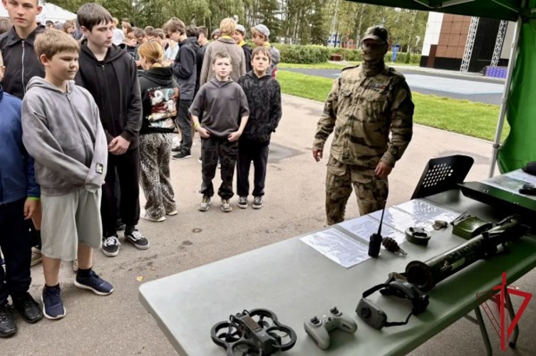 Сотрудники ОМОН «Невский» провели мастер-класс для участников молодёжного форума «Покров»