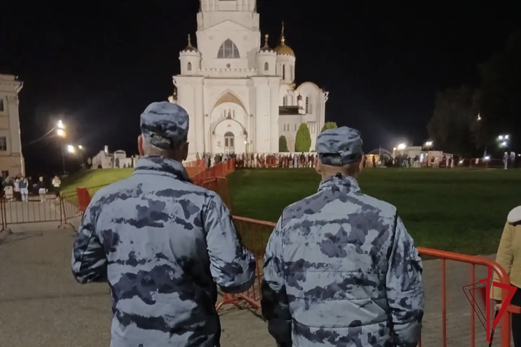 Во Владимире росгвардейцы обеспечили охрану общественного порядка во время пребывания ковчега с десницей святителя Спиридона Тримифунтского
