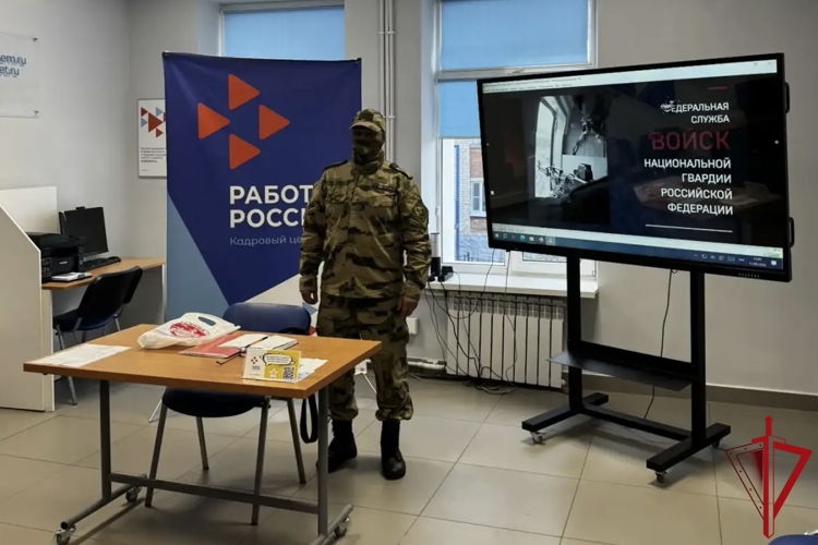 Сотрудники ОМОН «Невский» провели профориентационное мероприятие для студентов во Владимирском центре занятости населения