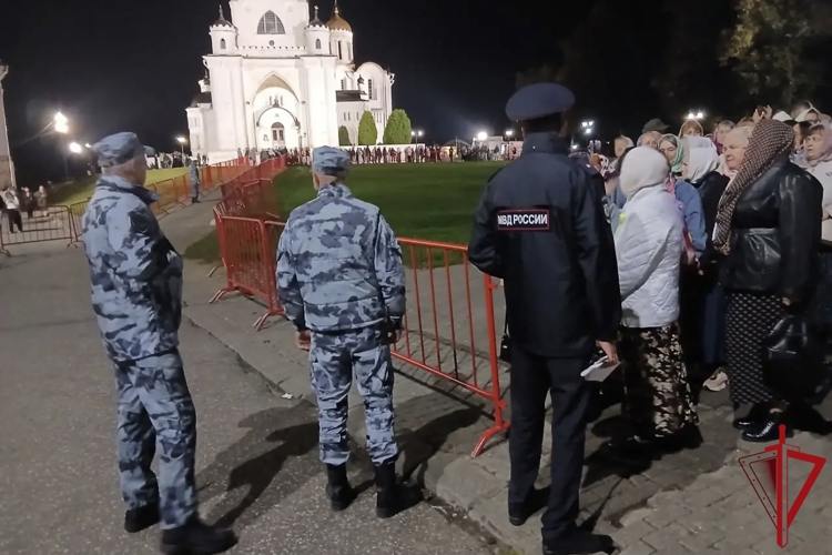 Во Владимире росгвардейцы обеспечили охрану общественного порядка во время пребывания ковчега с десницей святителя Спиридона Тримифунтского
