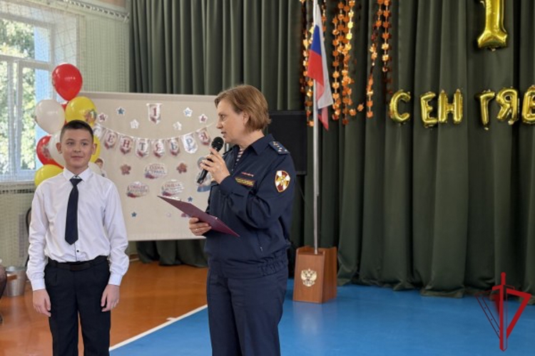 Во Владимире росгвардейцы вручили памятную медаль «Сыну участника СВО»