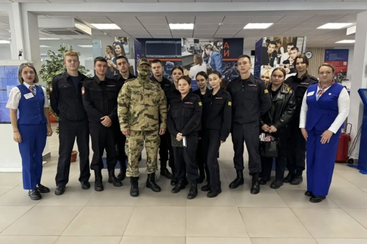 Сотрудники ОМОН «Невский» провели профориентационное мероприятие для студентов во Владимирском центре занятости населения