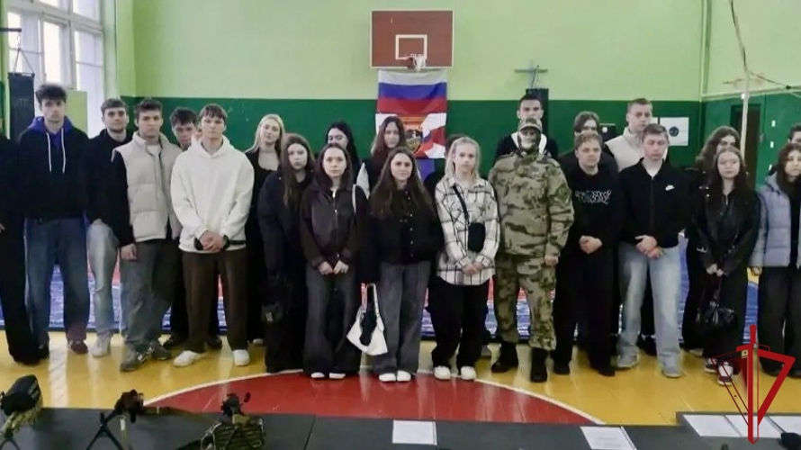 Во Владимире офицеры спецподразделения провели Урок Мужества в преддверии Дня отрядов мобильных особого назначения Росгвардии