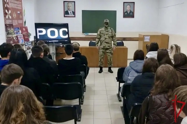 Во Владимире офицеры спецподразделения провели Урок Мужества в преддверии Дня отрядов мобильных особого назначения Росгвардии