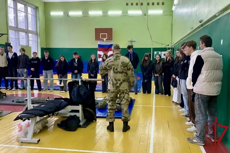 Во Владимире офицеры спецподразделения провели Урок Мужества в преддверии Дня отрядов мобильных особого назначения Росгвардии