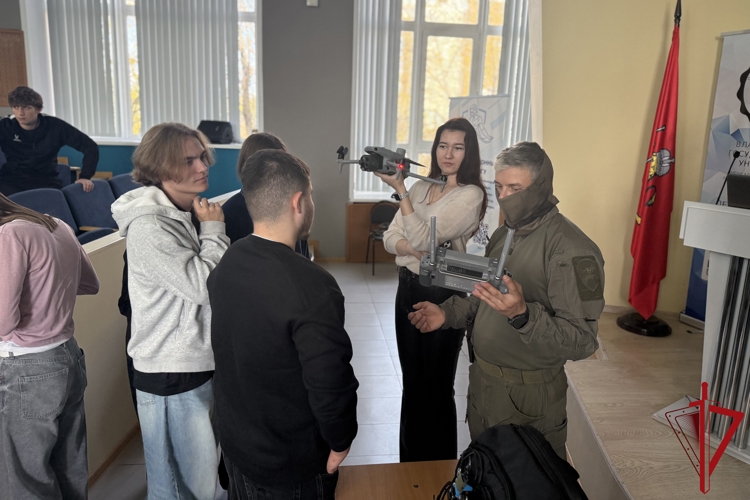 Сотрудники СОБР «Сунгирь» регионального Управления Росгвардии провели Урок Мужества для студентов ВЛГУ