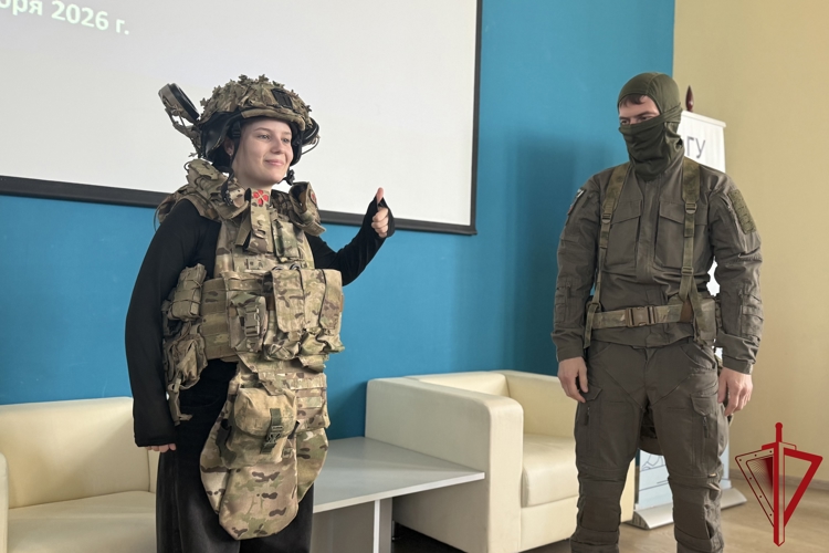 Сотрудники СОБР «Сунгирь» регионального Управления Росгвардии провели Урок Мужества для студентов ВЛГУ