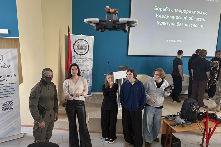 Сотрудники СОБР «Сунгирь» регионального Управления Росгвардии провели Урок Мужества для студентов ВЛГУ