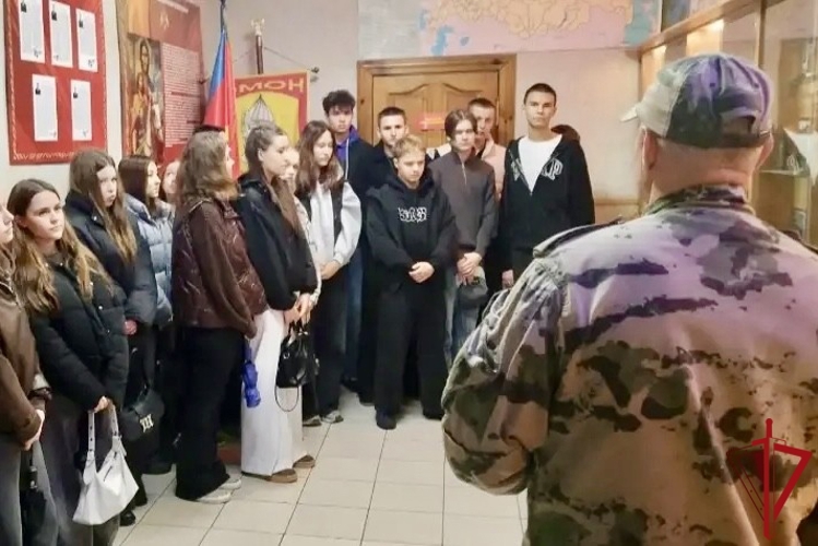 Во Владимире офицеры спецподразделения провели Урок Мужества в преддверии Дня отрядов мобильных особого назначения Росгвардии
