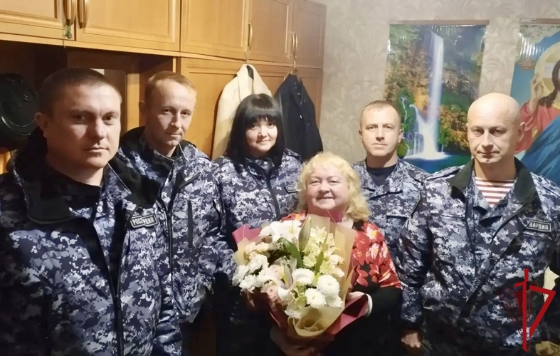 В Кольчугино росгвардейцы поздравили ветерана вневедомственной охраны с 65-летием
