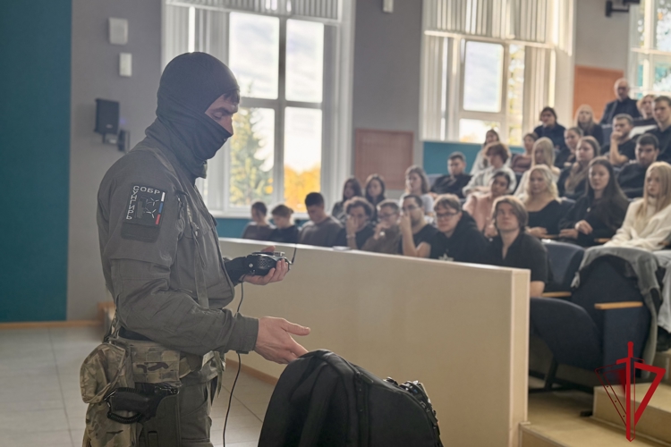 Сотрудники СОБР «Сунгирь» регионального Управления Росгвардии провели Урок Мужества для студентов ВЛГУ